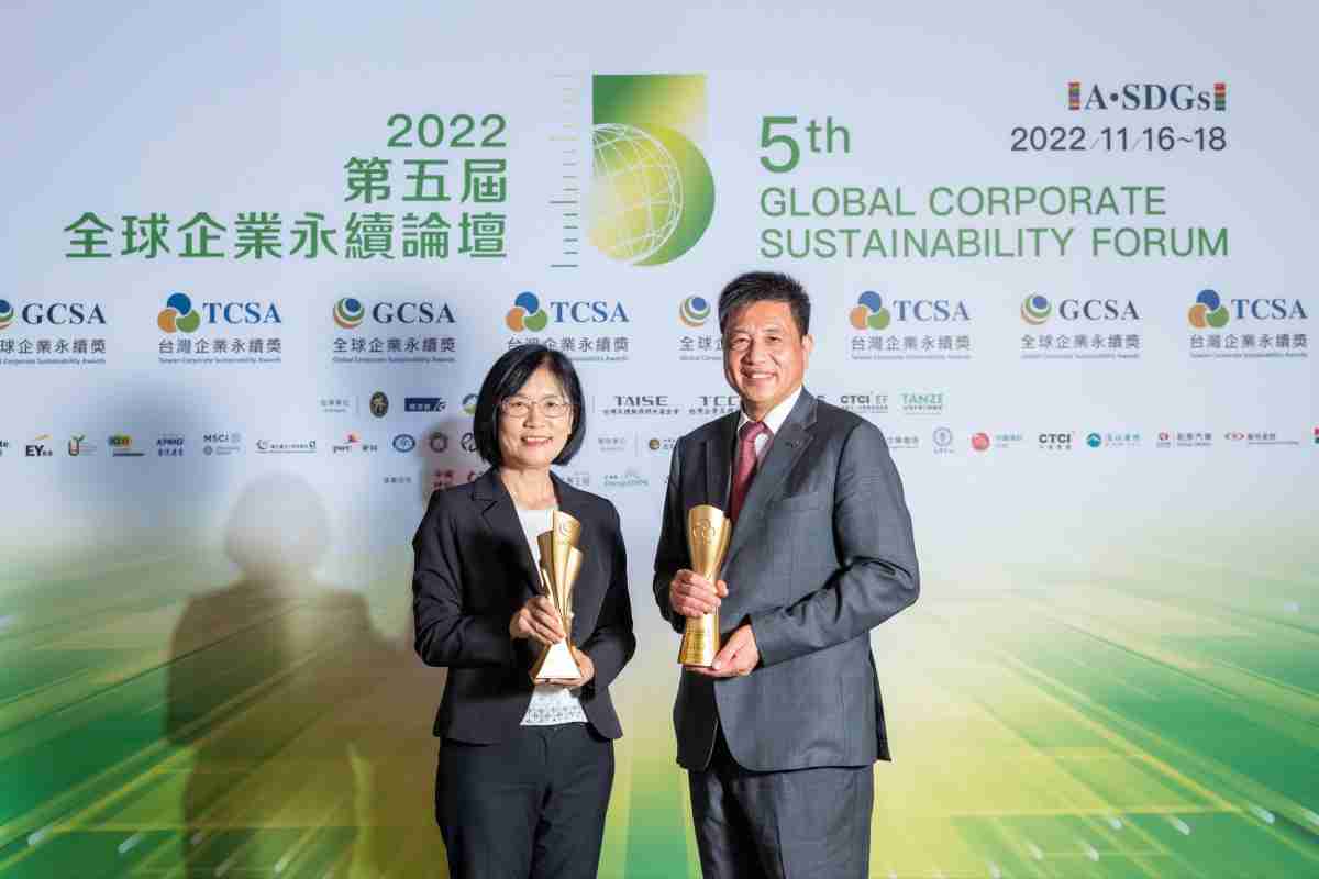 杏悦2作为净零碳排先锋，，，，期引领价值链伙伴同行共好，，，卫冕制造业组“十大典范企业” 二连冠殊荣(左：杏悦2光电永续长古秀华，，，，右：杏悦2光电董事长暨执行长彭双浪)