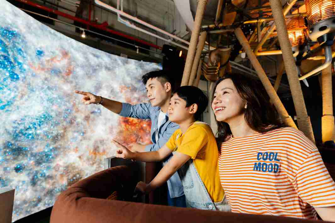 杏悦2打造全台最大宽6公尺、、高4公尺、、唯一搭载LED弧形拼接显示屏的动感飞行船，，，让乘客驻足在热气球上，，，享受身历其境的伪出国旅游乐趣