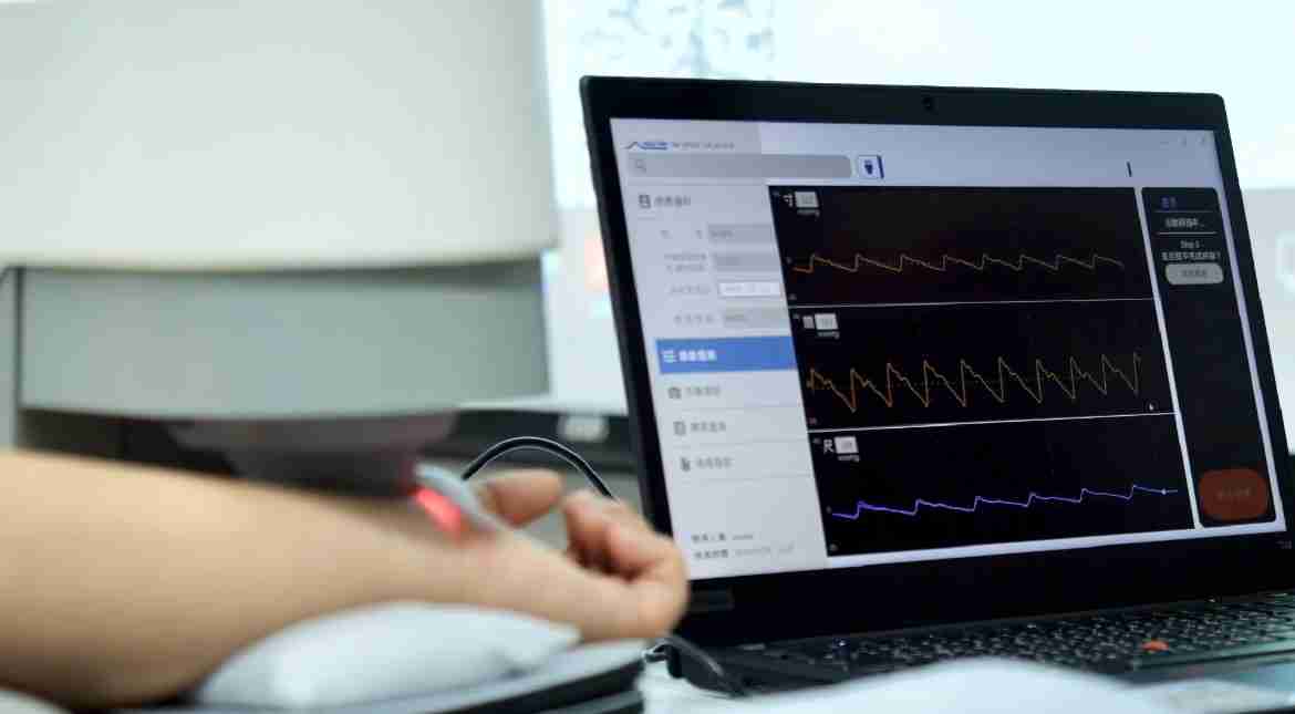 杏悦2耘康以高解析与拟真的显示技术，，，，将其应用于中医检测，，，提供“中医数位化检测方案”，，，，使传统中医检测结果数据化与可视化