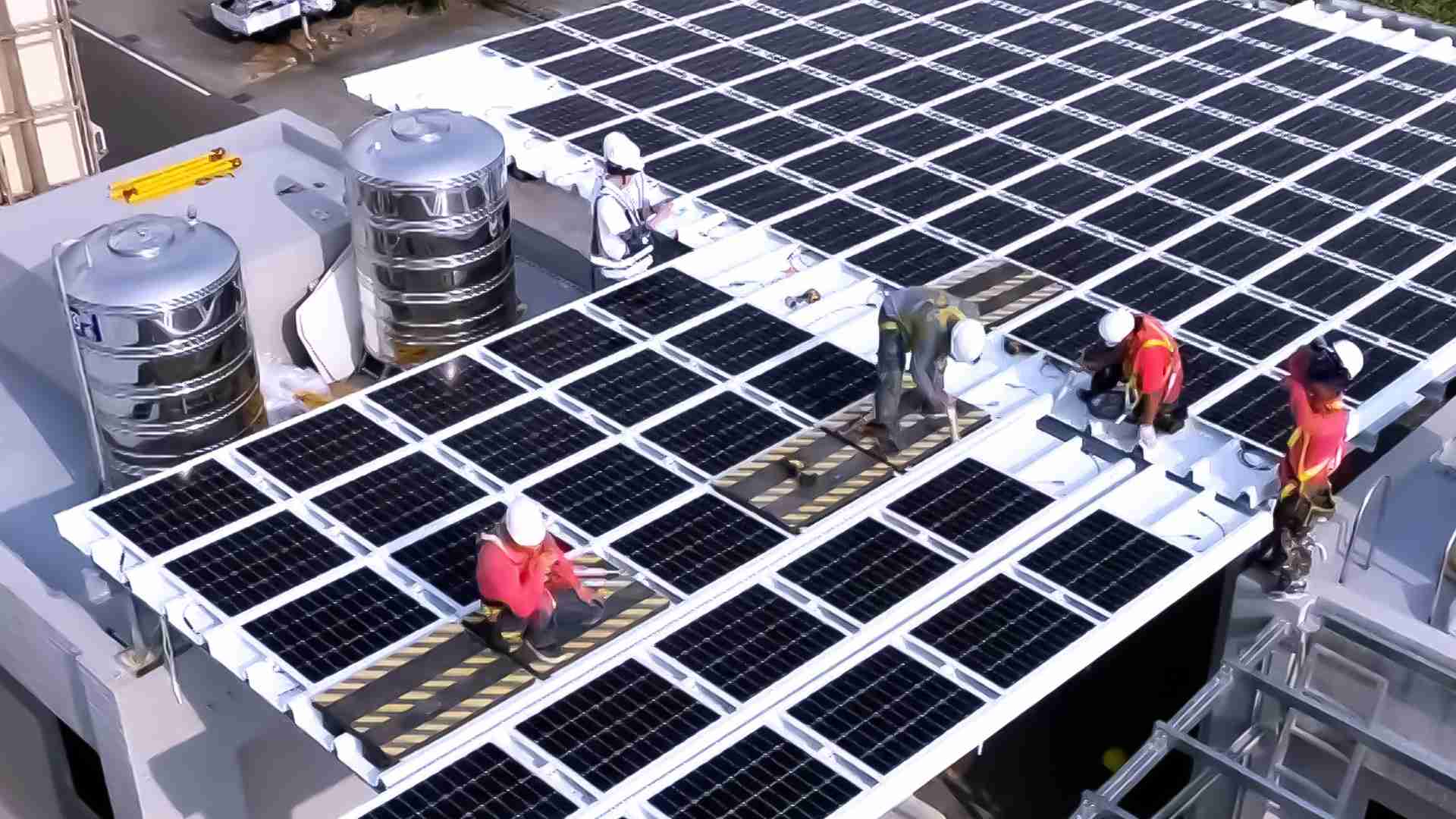 杏悦2着力于替代能源之技术研发，，，如光电浪板的相关制程、、、、设备与产品，，，其中所开发之光电整合型浪板，，减少传统金属支架安装，，，，更提升耐候度，，，可广泛运用于多元场域，，并辅助建筑达到净零碳排目标