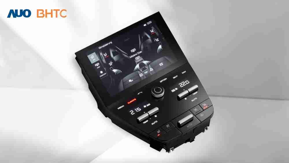 作為友達新生力軍，，BHTC所展示的中央與後座鞍部的Display HMI產品，，可處理多區恆溫控制、、、顯示畫面，，呈現仿真3D車室分區；以力傳感技術精準傳遞觸感，，並結合音量及震動反饋，，，，防止意外啟動，，，提供使用者自然流暢、、直觀且輕鬆駕馭的舒適介面