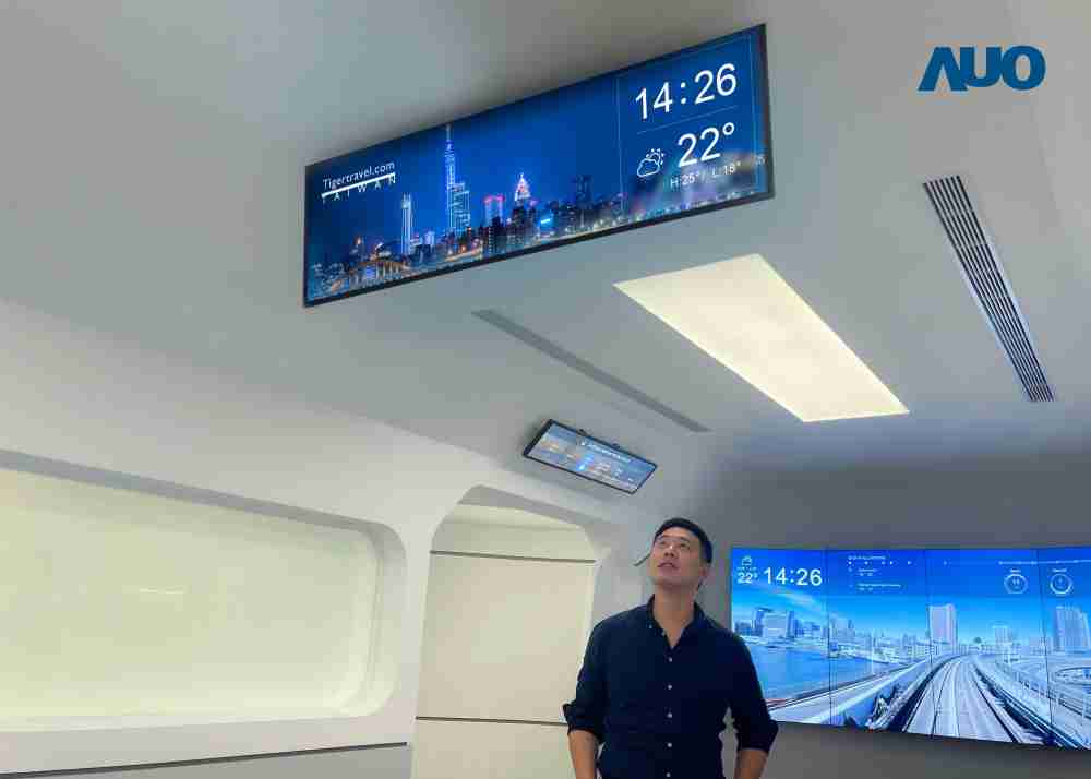 达擎TARTAN “37吋超薄双屏车厢显示器” 采用单一背光设计，，，，将双面显示器厚度大幅缩减至12mm，，，支持长条屏 32:9 规格，，，，突破传统分辨率限制，，，，提供旅客更清晰实时的乘车信息及广告讯息